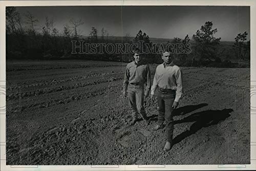 Historic Images - 1990 Press Photo Men Standing on Ground Over Methane Leak polluted Waters